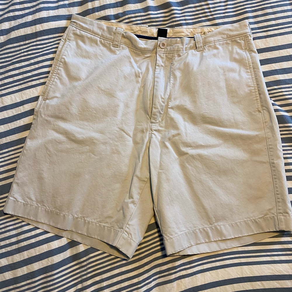 Men’s casual khaki shorts